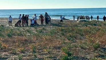 Kocaali sahilinde baba ve kızı boğulma tehlikesi geçirdi