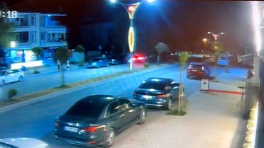Kontrolden çıkan otomobil park halindeki araçlara çarptı: O anlar kamerada
