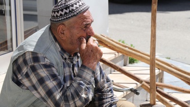 Hayatta kimsesi kalmayınca tarım aletlerini kaldırım kenarında satışa çıkardı