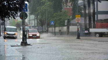 Ordu'da sağanak nedeniyle ev ve iş yerlerini su bastı, istinat duvarı çöktü
