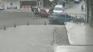 Pendik'te Trafik Kazası: Araç Çarpıştı
