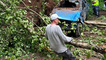Rize'de kamyonet uçuruma yuvarlandı: Karı koca hayatını kaybetti