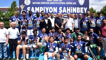 Şahinbey Ampute Futbol Takımı şampiyonluk kupasını kaldırdı