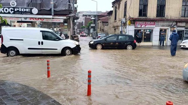 Salihli'yi sağanak vurdu, çok sayıda ev ve iş yeri su altında kaldı