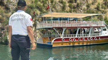 Halfeti'de Tekne Kazası: Turistler Tahliye Edildi