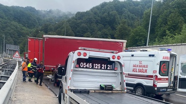 TIR dorsesine çarpan otomobilde 2 yaralı