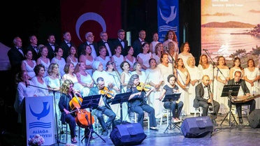 Yağmura rağmen büyük ilgi: ASEV Türk Sanat Müziği Korosu'ndan İstanbul şarkıları gecesi