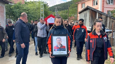 Görevi başında şehit olan AFAD personeli Ömer Faruk Özkan'ı son yolculuğuna babası uğurladı