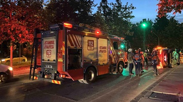 Bakırköy'de Kaza: Mercedes Yan Yattı