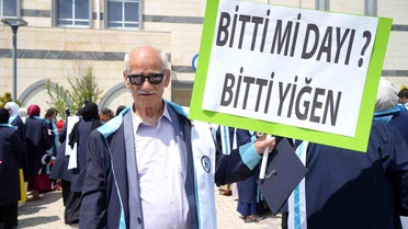 71 Yaşında Mezuniyet Sevinci