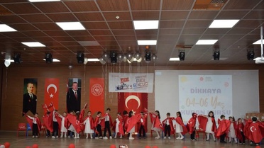 Çamlıhemşin'de minik öğrenciler sahnede gönülleri fethetti
