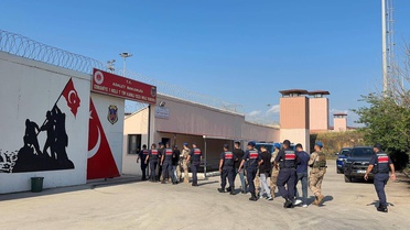 Cezaevi önünde 2 kişiyi yaralayıp otomobil gasbeden şüphelilerin yakalanma anı kamerada