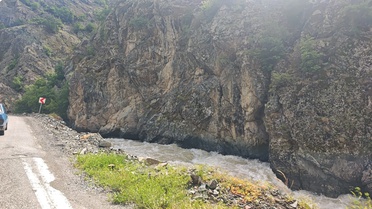 Çoruh Nehri'ne düşen otomobilde kaybolan baba-oğul aranıyor