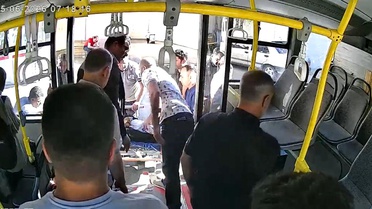 Epilepsi nöbeti geçiren yolcuyu hastaneye yetiştiren belediye otobüsü şoförü taktir topladı