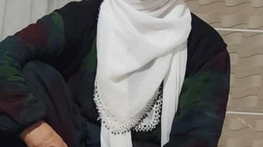 Evinin balkonundayken düğünde açılan ateşte göğsünden vurulan kadın öldü