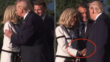 G7'ye damga vuran tokalaşma: Trump Fransız First Lady'nin elini bırakamadı