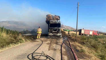 Hatay'da saman balyası yüklü tır alevlere teslim oldu