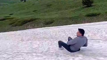 Bolu'da Gençlerin Karda Kayma Eğlencesi