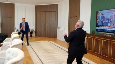 Hollanda Ankara Büyükelçisi Joep Wijnands, Belediye Başkanı Aşgın ile makam odasında futbol oynadı