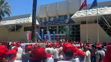 İzmir'de İşçiler Toplu Sözleşme İçin Eylemde
