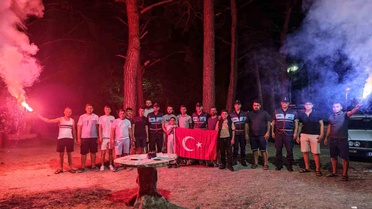 Gençlerden Jandarmaya Meşaleli Sürpriz
