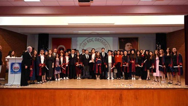 Koç ilköğretim mezunları kep attı