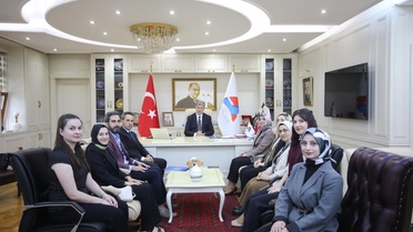 Rektör Gülçin'den dereceye giren eczacılık öğrencilerine başarı belgesi