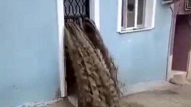 Sel suları evinin içinden geçti: Ölümden döndü