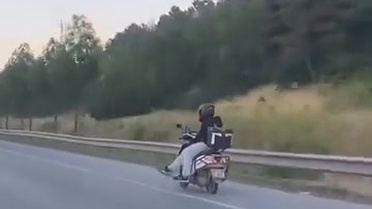 Motokurye Yan Oturarak Motosiklet Kullandı