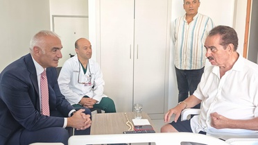 Bakan Ersoy'dan İbrahim Tatlıses'e geçmiş olsun ziyareti
