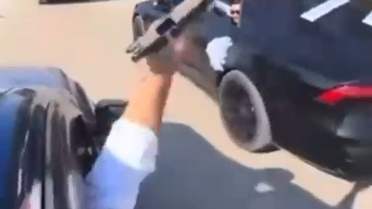 Düğün konvoyunda tabancayla havaya ateş açtı