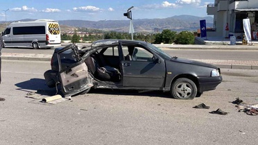 Elazığ’da direksiyon hakimiyetini kaybeden otomobil aydınlatma direğine çarptı: 1’i ağır 3 yaralı