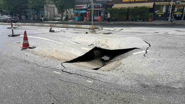Esenyurt'ta İSKİ'nin boru hattı patladı, yol çöktü cadde göle döndü