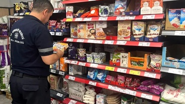 Germencik'te zabıta ekipleri marketlerde etiket ve son kullanma tarihi kontrolü yaptı