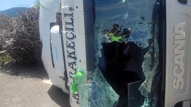 Karabük'te Tır Devrildi, Sürücü Yaralandı