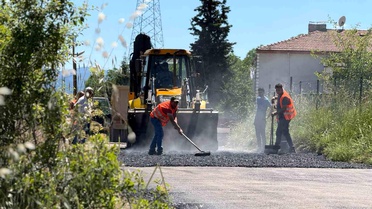 Karabük'te sıcak asfalt çalışmaları devam ediyor