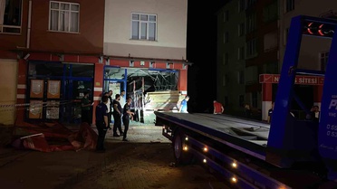 Konya'da Kamyon Marketin İçine Girdi