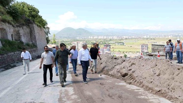 Melikgazi'de çöken taş duvara modern istinat duvarı