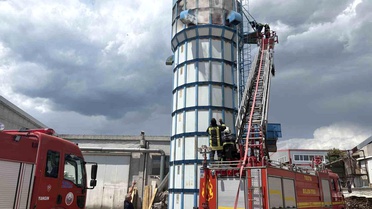 Ahşap kapı fabrikasının talaş silosunda korkutan yangın