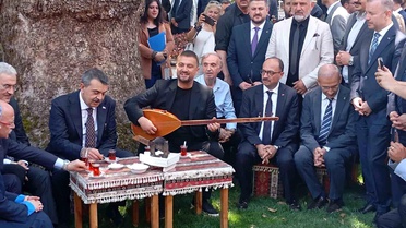 Bakan Tekin Bursa'da çınar altında türkü söyledi, Anadolu peynirlerini tattı