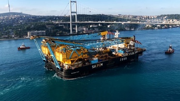 Dev vinç gemisi İstanbul Boğazı'ndan geçiyor