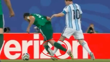 Dünya Kupası'nda Messi tartışması! Rakibinin bacağına bastı, faul bile çalmadı