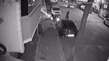 Esenyurt'ta iki grup arasında silahlı çatışma kamerada