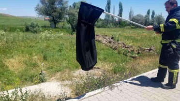 Eve giren yılanı itfaiye yakaladı