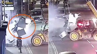 Film gibi soygun: Çalıntı iş makinesiyle ATM'yi duvardan söküp kaçtılar