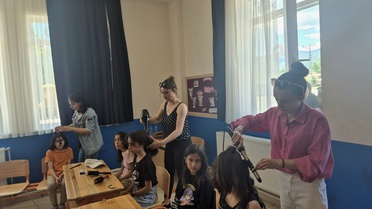 Mecitözü'nde kız öğrencilere saç kesimi etkinliği