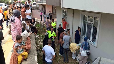 Orhangazi’de otomobil apartman bahçesine uçtu: 2 yaralı