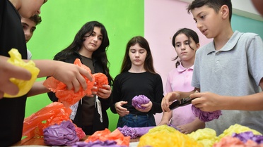 Sıfır atıkla tiyatro: Öğrenciler atıklardan kostüm yaptı