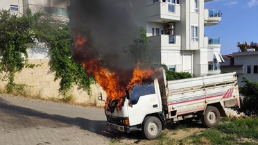 Alanya'da Park Halindeki Kamyonette Yangın