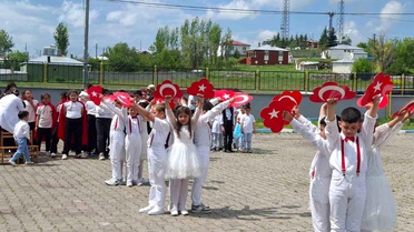 Arpaçay Atatürk İlkokulu'nda yıl sonu şenliği ve mezuniyet coşkusu